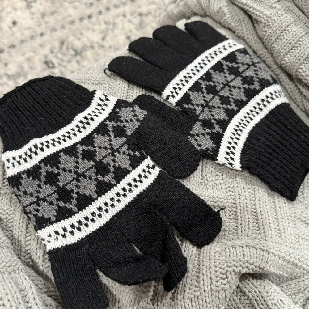 Black UNISEX Nordic Snowflake Gloves